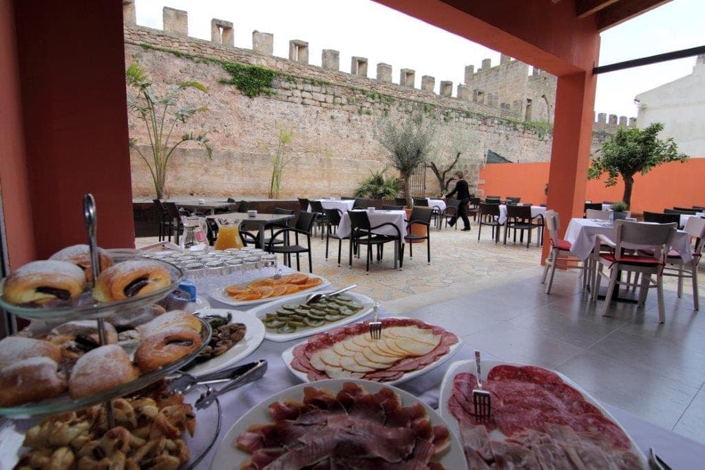 Frühstück auf der Terrasse des Petit Hotels Alcúdia an der Stadtmauer