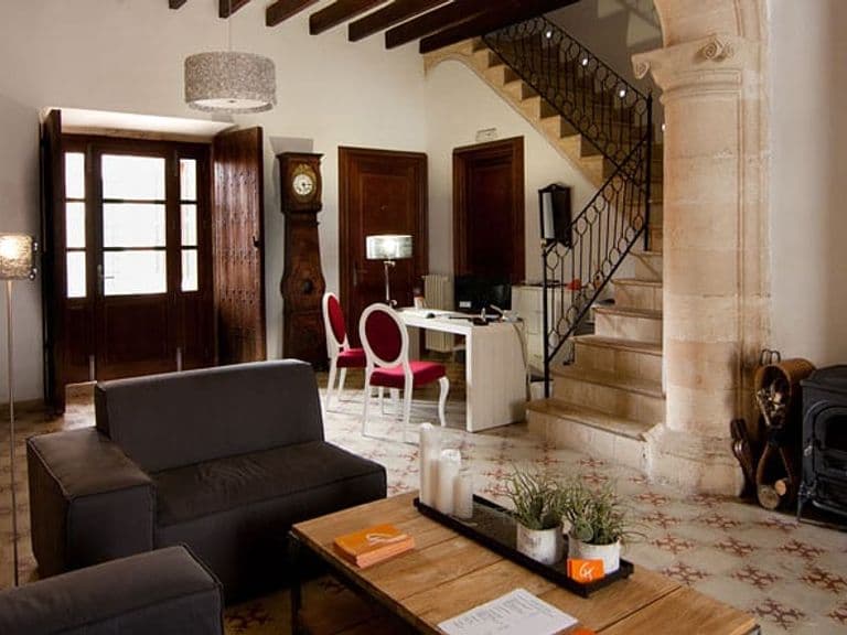 Salon mit Kamin im Petit Hotel Algaida