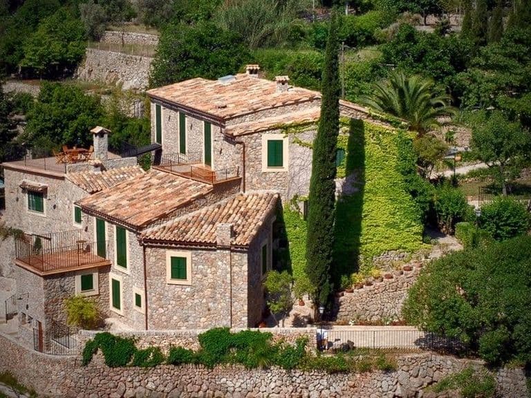 Steinerne Finca mit Zypressen und Garten bei Petra